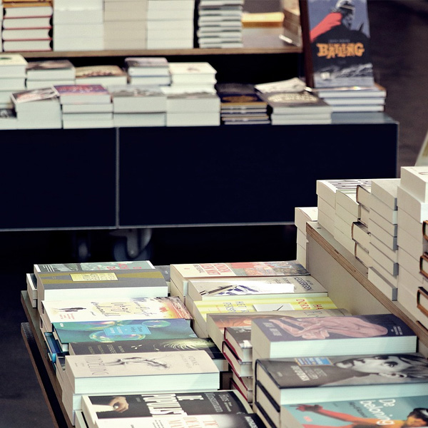 Schüler entdecken eine Buchhandlung - Foto: pixabay